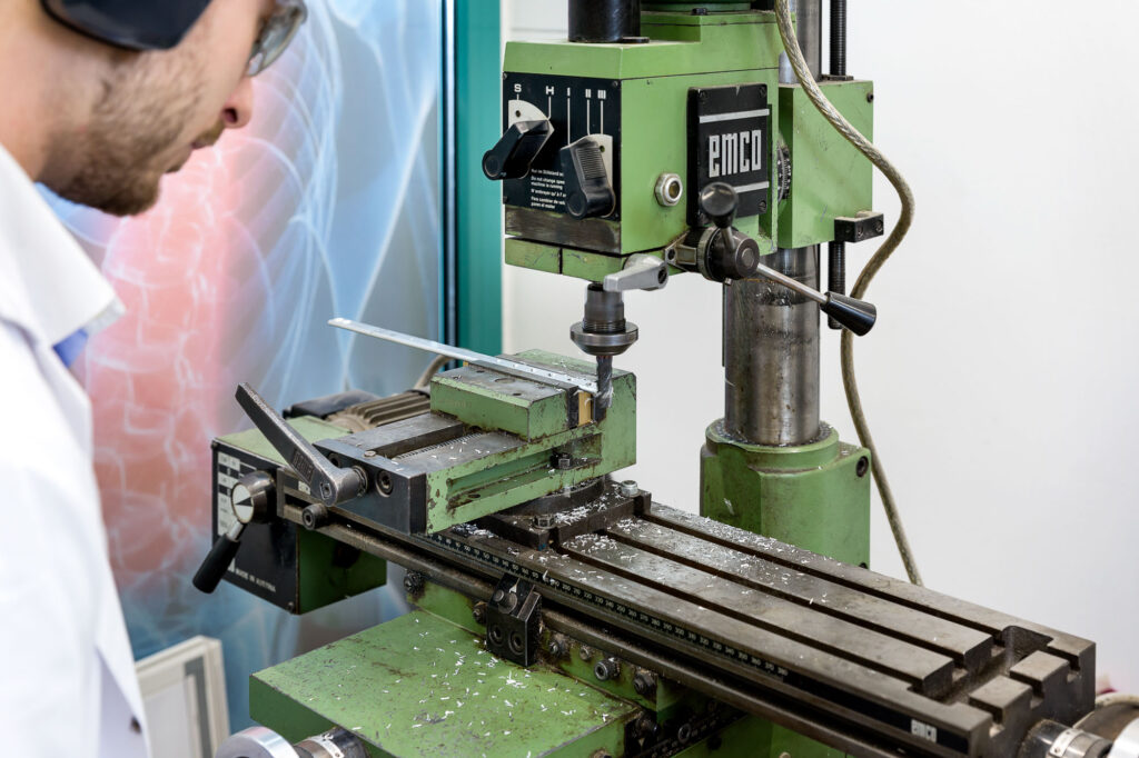 Orthopädietechniker arbeitet an Fräse Würzburg
