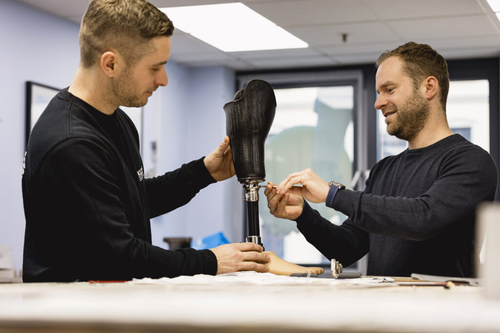 Zwei Orthopädietechniker fertigen Beinprothese Klopf Würzburg